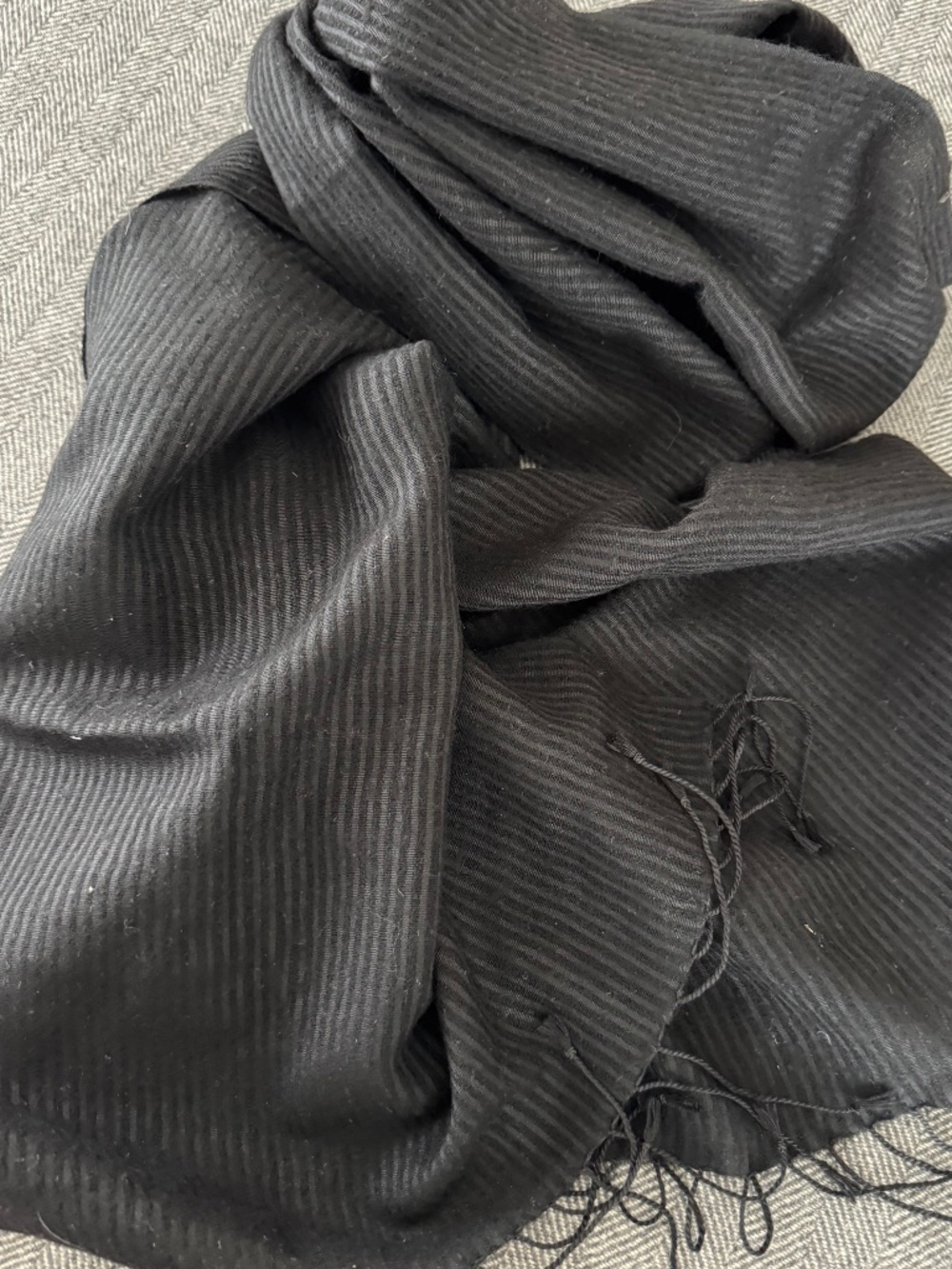 BANANA REPUBLIC, BEAUTIFUL BLACK STRIPE SCARF IN WOOL/SILK